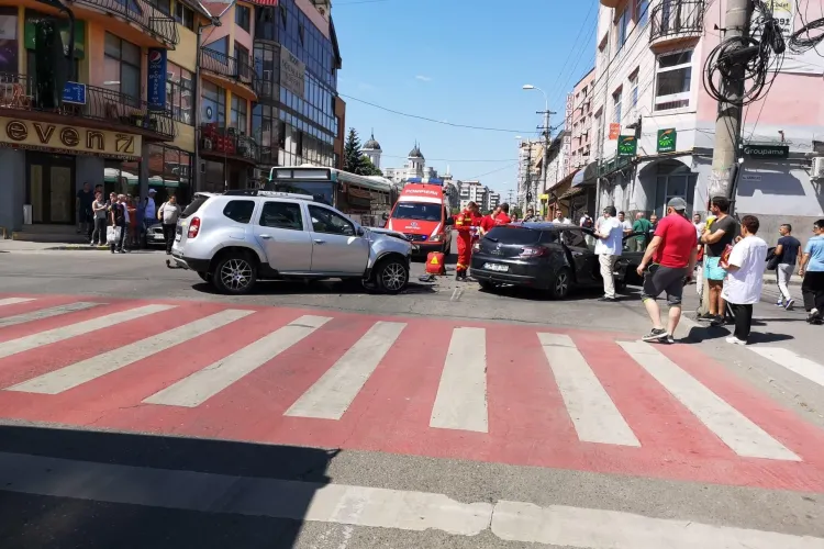 UPDATE Accident cu trei mașini pe strada București! Trei persoane au fost rănite - FOTO