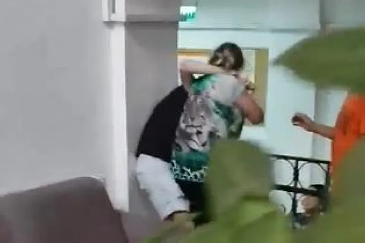 Elevă de la Liceul pentru Deficienți de Auz Cluj, bătută cu bestialitate de o ingrijitoare VIDEO