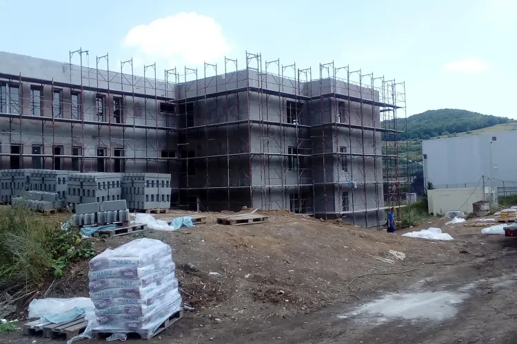 Primăria Florești a reziliat contractul cu firma care construia școala din localitate