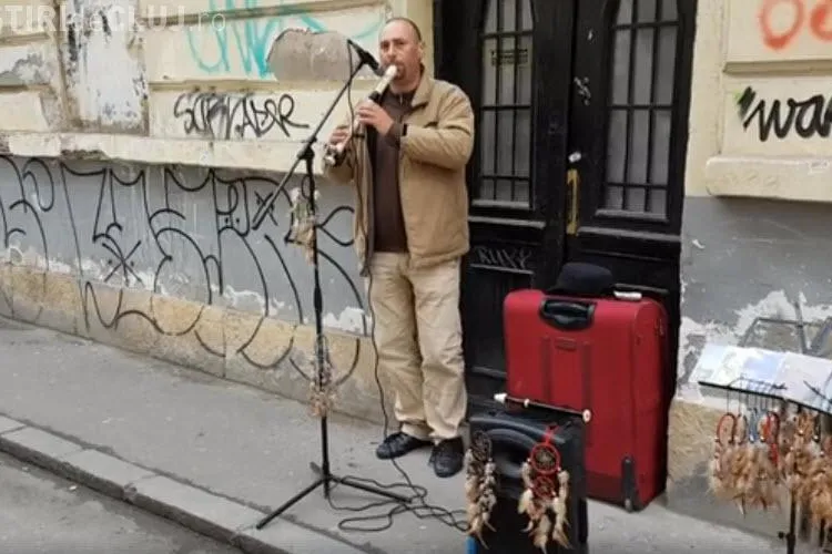 Un artist ambulant din centrul Clujului acuză că e vânat de Poliția Locală: E cerșetorie ce faceți - VIDEO