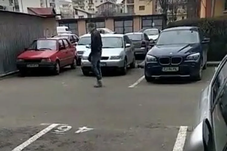 VIDEO - Drogat în Cluj-Napoca. De abia umblă pe stradă
