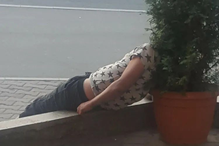 Tânăr drogat în stație la Minerva - VIDEO