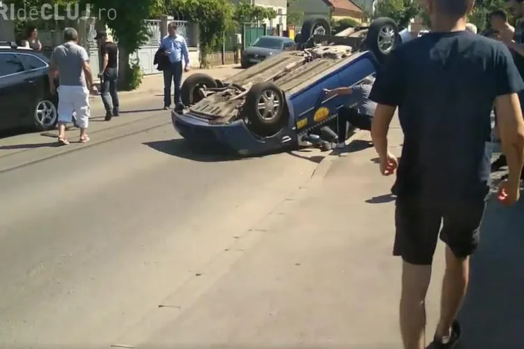 Taximetru răsturnat pe strada Bistriței - VIDEO