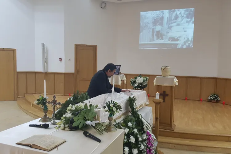 Trupul Doinei Cornea depus la Catedrala Greco-Catolică. Clujenii își pot lua rămas bun - FOTO