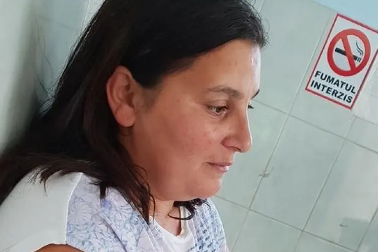 Cluj: Pacientă grav bolnavă, închisă o oră în ambulanță: Echipajul fuma și bea cafea. Au adus și prăjituri