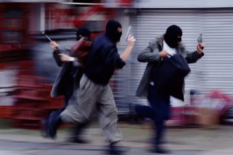 Jaf ca in filme, în România! Doi hoți au intrat cu armele în bancă și au furat 100.000 de lei