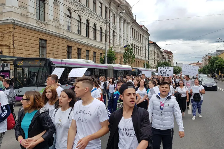 Marș de solidaritate cu Alex! Circa 200 de tineri au mărșăluit prin Cluj-Napoca pentru a aduna donații - VIDEO