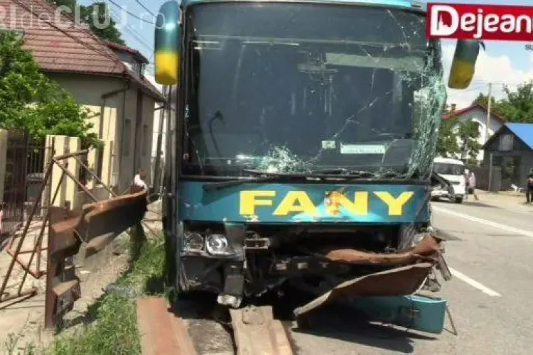 Accident în lanț la Dej. Au fost implicate două autocare și mai multe autoturisme VIDEO