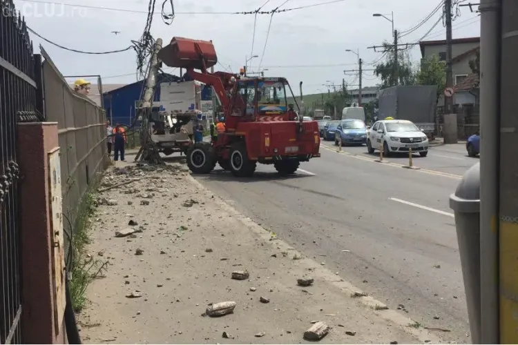 Circulația troleelor, blocată de un accident în Someșeni! Un șofer beat la volan a dărâmat un stâlp CTP FOTO