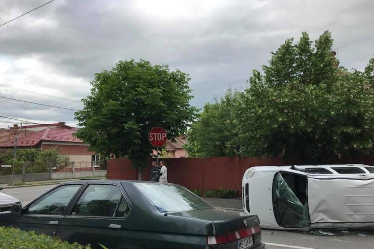 Mașină răsturnată pe strada Aron Densușianu. Al doilea accident în 30 de zile - FOTO
