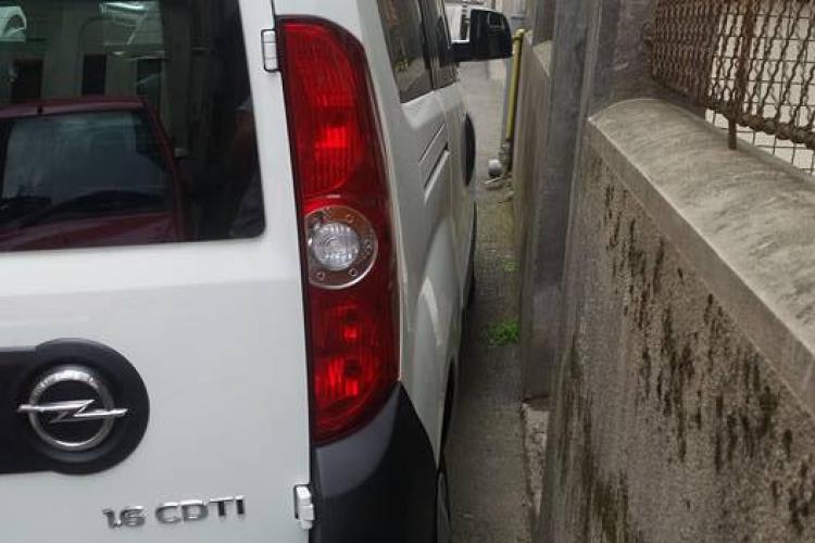 Cluj: Bărbat cu infarct scos peste gard de medici. Un șofer a blocat poarta - VIDEO