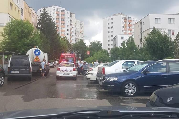 Copil lovit de mașină chiar lângă școală, Mănăștur. Traversa strada neregulamentar FOTO