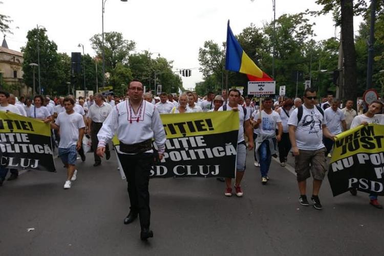 Clujenii social-democrați s-au fotografiat la mitingul din București. Erau conduși în marș de seful PSD Cluj, îmbrăcat în ie FOTO