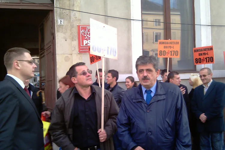 Horea Uioreanu si alti 15 liberali au pichetat astazi sediul PDL Cluj