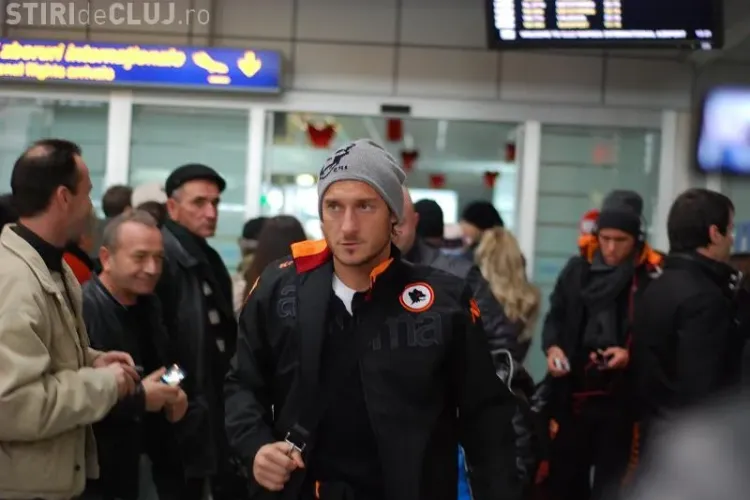 AS Roma a ajuns la Cluj! Totti a dat autografe si a fost salutat de tiffosi - FOTO