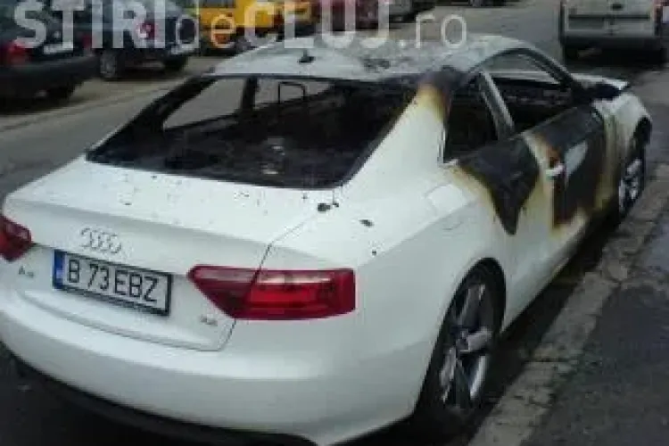 Cele trei masini Audi au ars dupa ce un barbat le-a dat foc! Acesta a fost surprins de camerele de supraveghere!