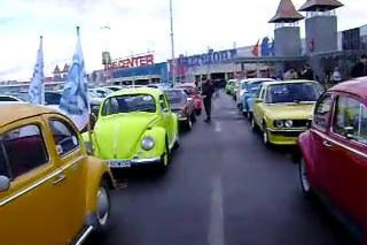 Parada masinilor retro, organizata azi la Polus Center - VIDEO si FOTO