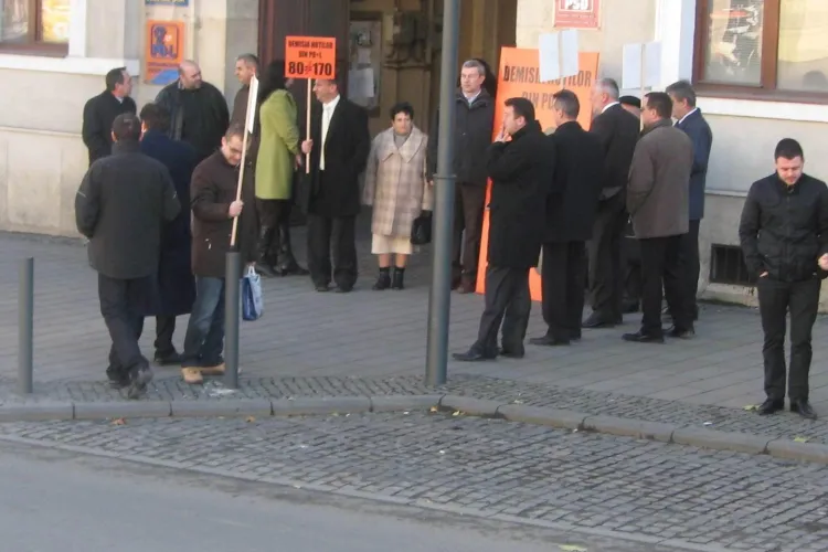 Liberalii clujeani, in frunte cu deputatul Horea Uioreanu, au pichetat si astazi sediul PDL - FOTO