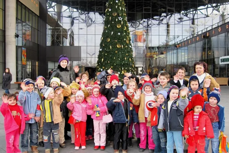 34 de copii din satul Ghirolt, comuna Alunis, s-au jucat la Iulius Mall - FOTO