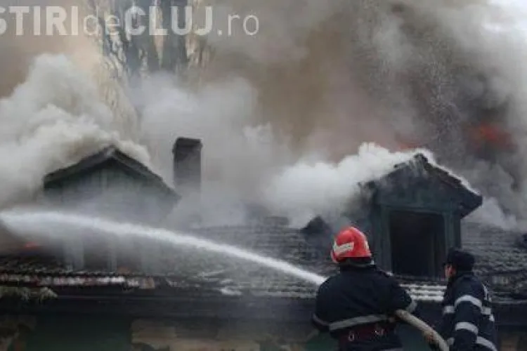 Incendiu pe Calea Manastur! Acoperisul unei case a luat foc