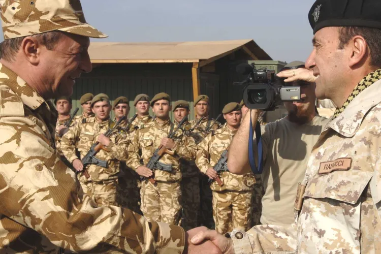 Traian Basescu i-a vizitat in Afganistan pe militarii din Dej