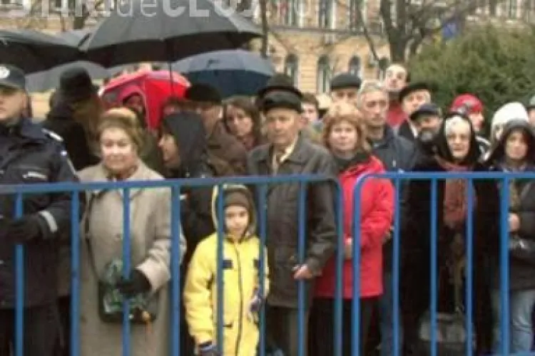 Parada militara de Ziua Nationala a strans sute de clujeni la Monumentul Ostasului Roman din Piata Avram Iancu - VIDEO si FOTO