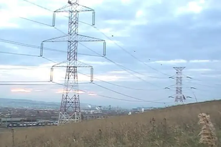 Energie electrica "wireless" pe dealurile Clujului! Vezi cum lumineaza un neon langa stalpii de inalta tensiune - VIDEO