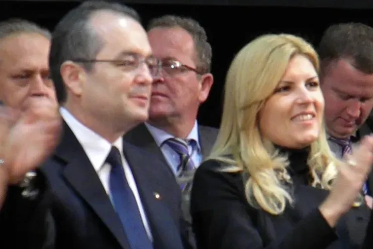 Emil Boc, la alegerile PDL Cluj: Romania are o boala, criza economica, si trebuie sa o vindecam! Vom castiga alegerile in 2012 - FOTO