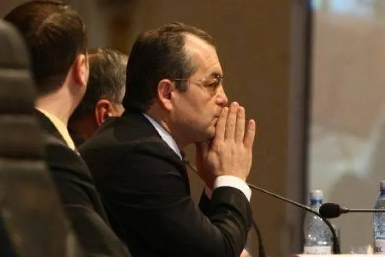 Emil Boc si angajatii cabinetului au "topit" 500.000 de euro pe bonusuri in 2010