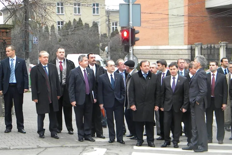 Boc s-a ferit de ochii clujenilor si a iesit pe usa din spate a primariei! Premierul participa la Cluj la alegerile PDL - FOTO si VIDEO