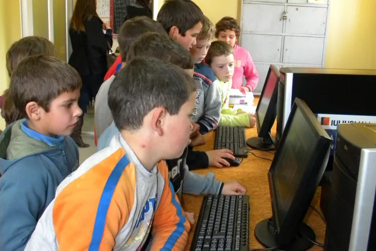 Copiii din Ghirolt, un sat uitat de lume din judetul Cluj, au primit calculatoare din partea Iulius Mall - FOTO si VIDEO