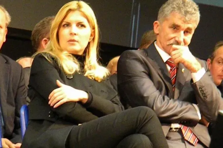  Elena Udrea e poeta: "Nu conteaza cit de inalt ti-e tocul, ci conteaza cat si cum muncesti" - VIDEO si FOTO