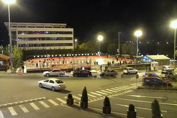 Patinoarul de la Iulius Mall s-a deschis! VEZI programul  si tarifele FOTO si VIDEO