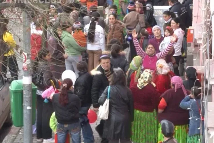 Protest in fata primariei Dej! Asistatii sociali nu si-au primit banii pe octombrie - FOTO