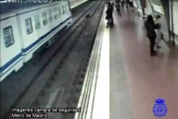 Un politist a salvat un barbat cazut pe sine cu o clipa inainte de a fi calcat de metrou - VIDEO