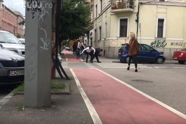 Bătaie în fața Tribunalului Cluj. Un șofer s-a bătut cu un ”fumat” - VIDEO