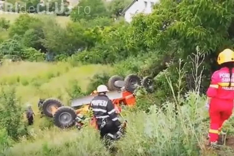 Intervenție dificilă a pompierilor clujeni! Un bărbat a ajuns la spital după ce s-a răsturnat cu autogrederul pe Frunzișului VIDEO