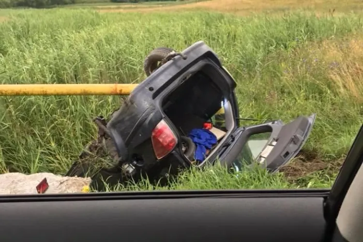 Accident în Apahida! Un șofer și-a luat ”zborul” într-o curbă - FOTO