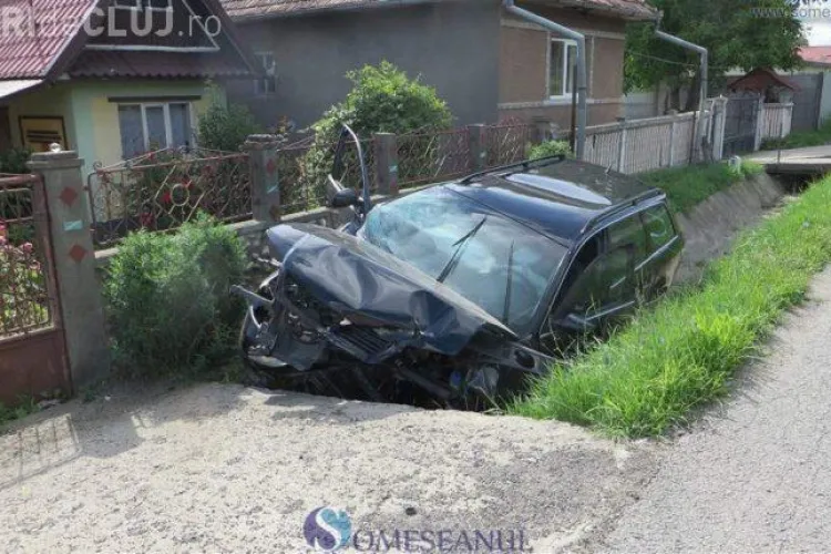 Accident grav pe un drum din Cluj. Un șofer a adormit la volan și a intrat cu Audi-ul într-un cap de pod FOTO