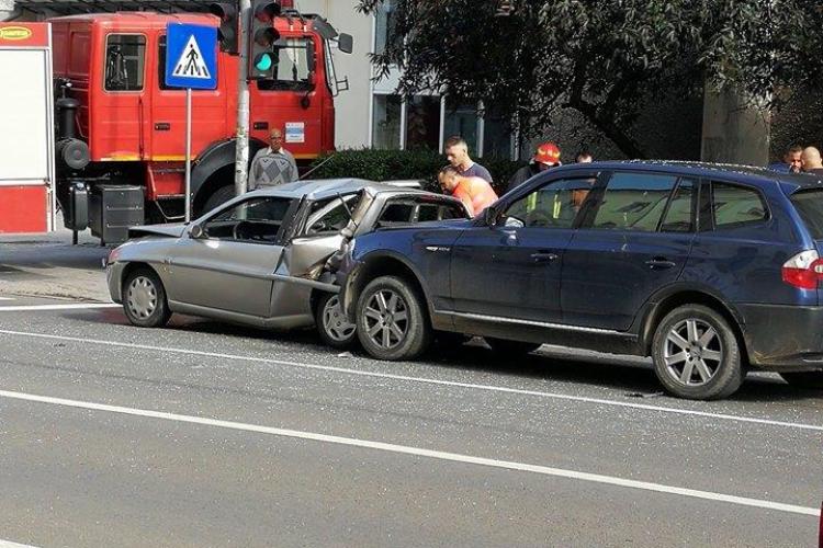 Accident pe strada Avram Iancu din Cluj. Un șofer a lovit în plin două mașini oprite la semafor FOTO