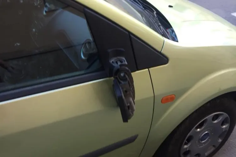 Atenție unde îți parchezi mașina! Mai mulți clujeni s-au trezit cu oglinzile rupte de un huligan FOTO