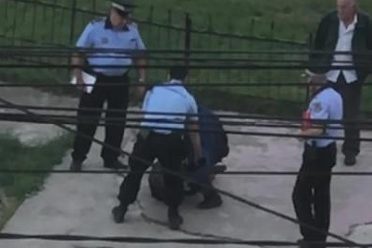 VIDEO CLUJ - Un polițist l-a doborât la pământ și i-a aplicat trei pumni la ficat. Vi se pare normal?