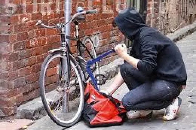 Hoți prinși în flagrant! Doi tineri au ajuns pe mâna polițiștilor după ce au încercat să fure o bicicletă din centrul Clujului