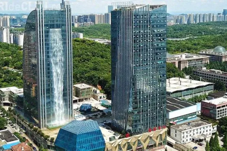 Minunea Chinei! Cascadă uriașă pe un zgârâie-nori - FOTO