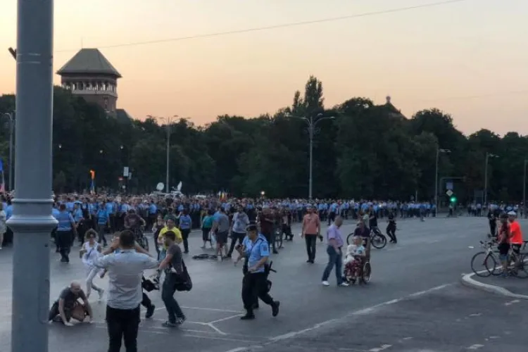 Proteste masive în Cluj, București și alte județe din țară, după votul modificării Codului Penal. În capitală s-a soldat cu incidente VIDEO