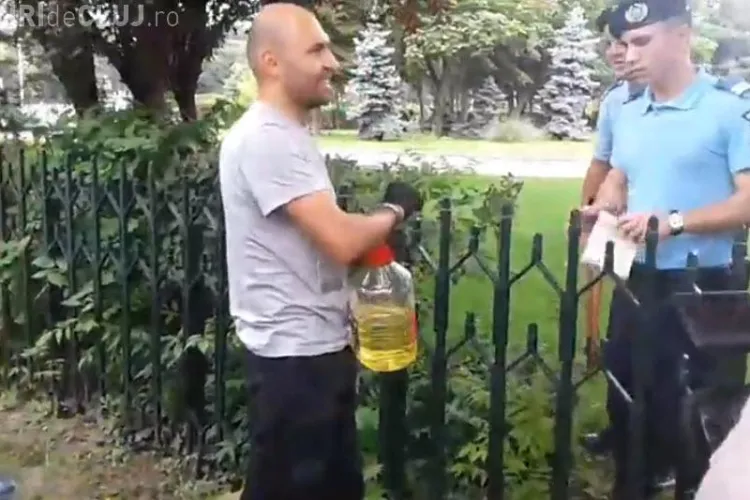 Un bărbat s-a legat de gardul Guvernului şi ameninţă că îşi dă foc - VIDEO
