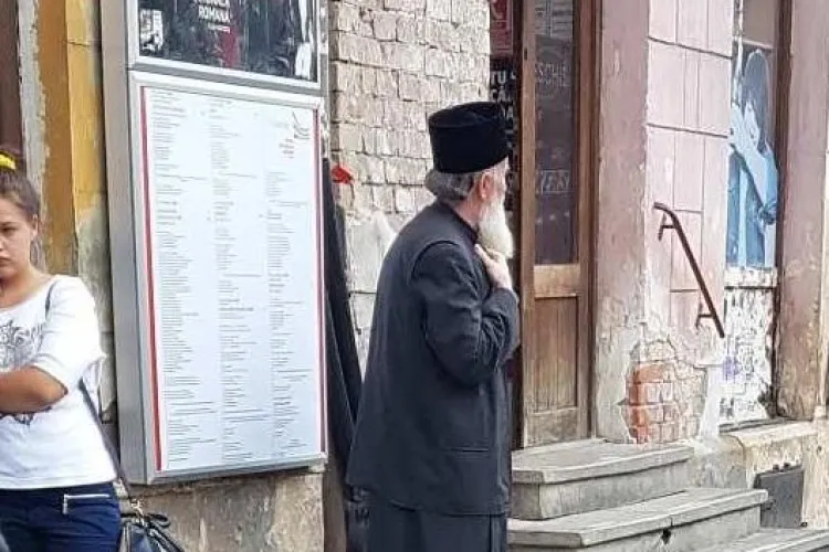 Normalitatea! Un cunoscut preot clujean fotografiat în timp ce aștepta autobuzul - FOTO