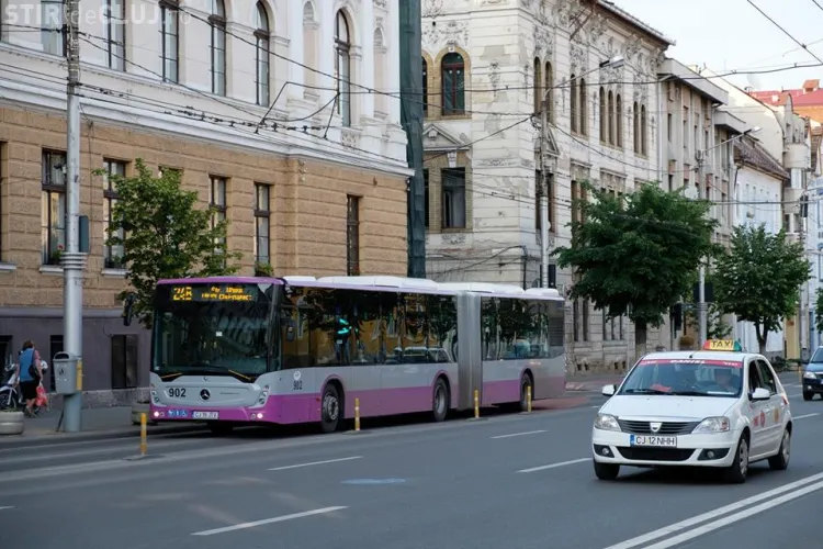 Lucrări de reparații pe banda dedicată autobuzelor, în zona Sora. Mijoacele de transport în comun vor circula printre mașini