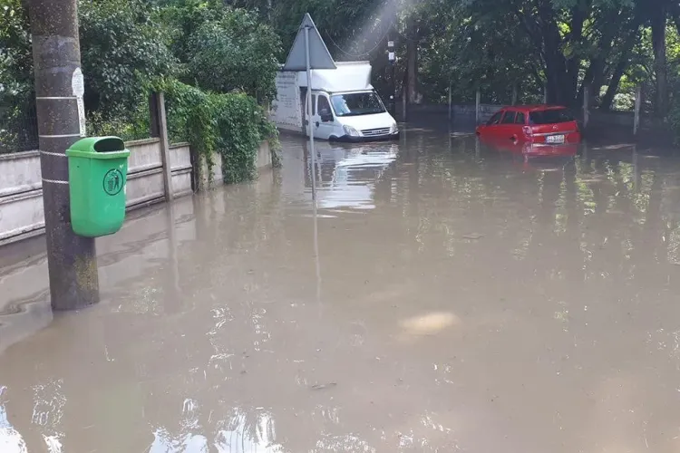 Cluj: Mașini aproape acoperite de apă pe strada Alexandru Borza - FOTO