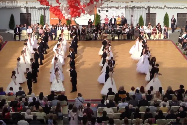 Balul majoratului după tradiția austro-ungară, la Liceul Unitarian János Zsigmond din Cluj - VIDEO